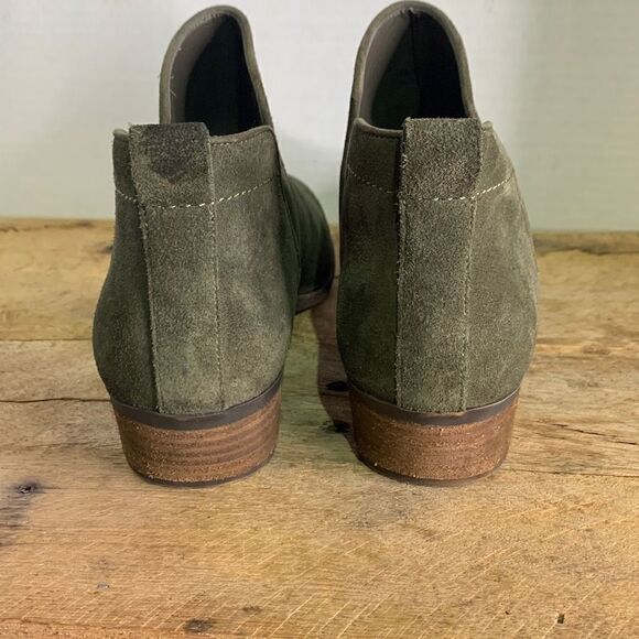 BP. Green leather suede  ankle booties. Slip on round‎ toe Chelsea boots - Picture 2 of 8